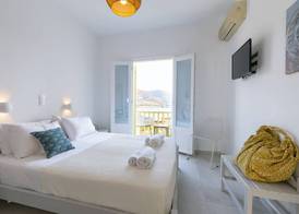 Akrotiri Hotel 4