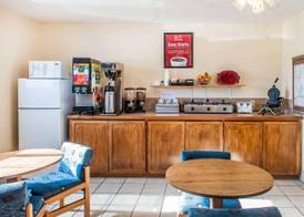Econo Lodge Eagle Nest 2