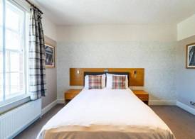 OYO The Red Lion Hotel 3