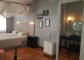 Q2 Bar & Guesthouse 4