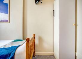 OYO Godolphin Arms Hotel 2