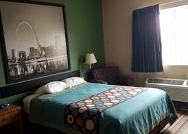 Super 8 by Wyndham Pontoon Beach IL/St. Louis MO Area 4