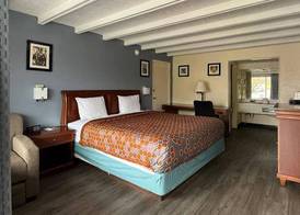 Econo Lodge Galax 4