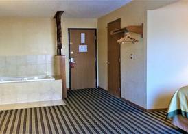 Super 8 by Wyndham Iowa Falls 3