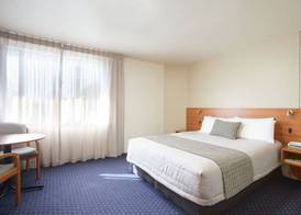 Ventura Inn & Suites Hamilton 5