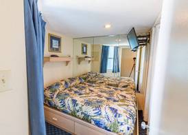 Oceanfront Suite -Steps to SkyWheel! Yachtsman 402 2