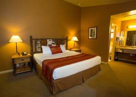 Headwaters Lodge & Cabins at Flagg Ranch 3