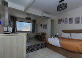 Luxury jacuzzi & pyramids view 2