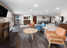 Super 8 by Wyndham Fairmont 3