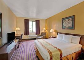 Days Inn & Suites by Wyndham Hickory 4