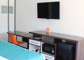 Howard Johnson by Wyndham San Diego Hotel Circle 5