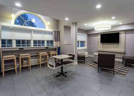 Microtel Inn & Suites by Wyndham Bethel/Danbury 2
