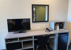 Super 8 by Wyndham Monterey 4