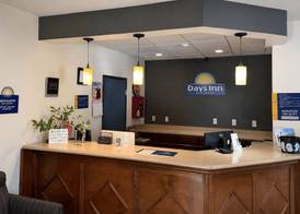 Days Inn by Wyndham Topeka 2