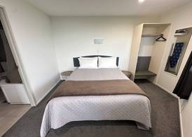Baycourt Lakefront Motel 4