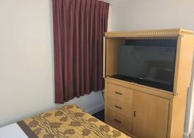 Queens Lodge Motel 2