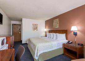 DAYS INN BY WYNDHAM GREENFIELD 2