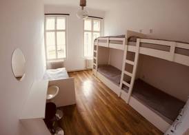Lovecroatia Zagreb-'Paxnest' HOSTEL, No party! Cozy and quiet! Separated Men and women's Dormitory and Shower room! Indoor shoes provided! Lower beds with curtains for privacy! Maximum 4-5 beds per ro 4