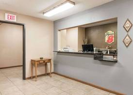 Super 8 by Wyndham Greenville 2