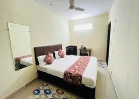 Roomshala Hotel Crown 3