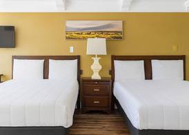 Spinnaker Inn of Naples 5