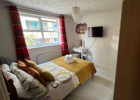 Stunning 3-bed Apartment in Croydon 2
