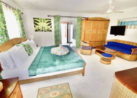Sea Splash & La Petite Maison 4