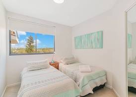 Oceanside Resort - Absolute Beachfront Apartments 4