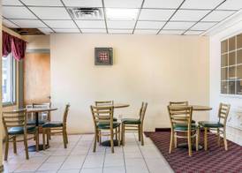 Econo Lodge Airport 3