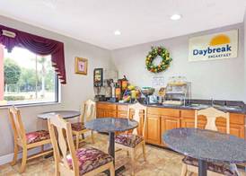 Days Inn by Wyndham Daytona Beach Downtown 5