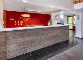 Econo Lodge Inn & Suites Oconto 2