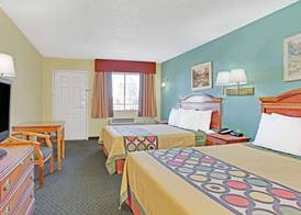 Super 8 by Wyndham Tucson Downtown Convention Center 5