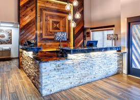Aiden by Best Western Warm Springs Hotel and Event Center 3