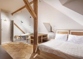 Hotel At the Golden Scissors 4