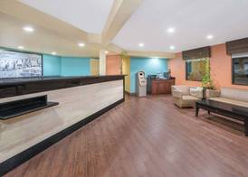Super 8 by Wyndham Tulsa - Route 66 4