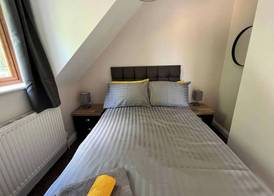 2-bed House - Sleeps 6 - Garden, Parking, Wifi 4