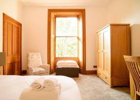 JOIVY 5 Bedroom Apt Near Meadows & George Square 3