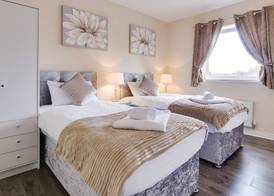 Luxury Two Bed Apartment With Parking - Wolverhampton 5