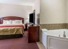 Quality Inn & Suites Fort Madison near Hwy 61 4