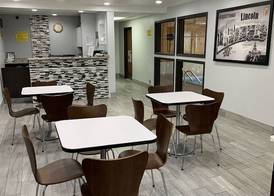 Super 8 by Wyndham Lincoln 2
