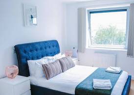 RIVERSIDE 2 BED APARTMENT 5