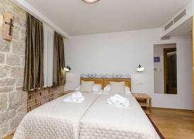 Apartment and Rooms Desideria 3