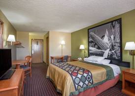 Super 8 by Wyndham Mendota I-39 5