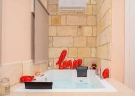 Roses Suite & Apartments 4
