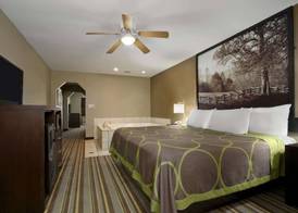 Super 8 by Wyndham Tupelo Airport 4