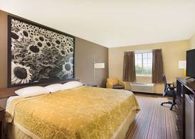 Super 8 by Wyndham New Hampton 4