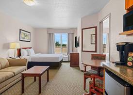 Days Inn & Suites by Wyndham Winkler 4