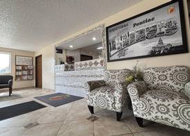 Super 8 by Wyndham Pontiac 5