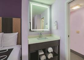 La Quinta Inn & Suites by Wyndham Minneapolis Northwest 4