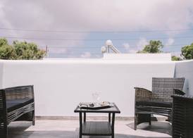 Oasis Suites Fira 4